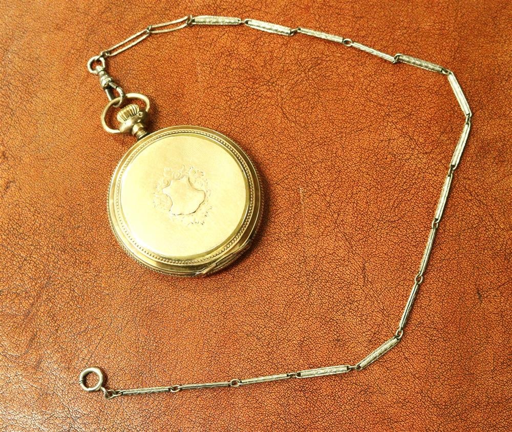 ELGIN CO. 14K YELLOW GOLD HUNTING CASE POCKETWATCH ON 14K WHITE GOLD CHAIN, late 19th-early 20th: ELGIN CO. 14K YELLOW GOLD HUNTING CASE POCKETWATCH ON 14K WHITE GOLD CHAIN, late 19th-early 20th century. Front of case has shield shape reserve on engine-turned ground; white enamel dial with Arabic