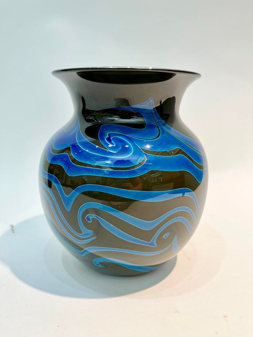 SIGNED CHARLES LOTTON IRIDESCENT ART GLASS "KING TUT" VASE, circa 1974. - H: 8 in. (1 of 8)