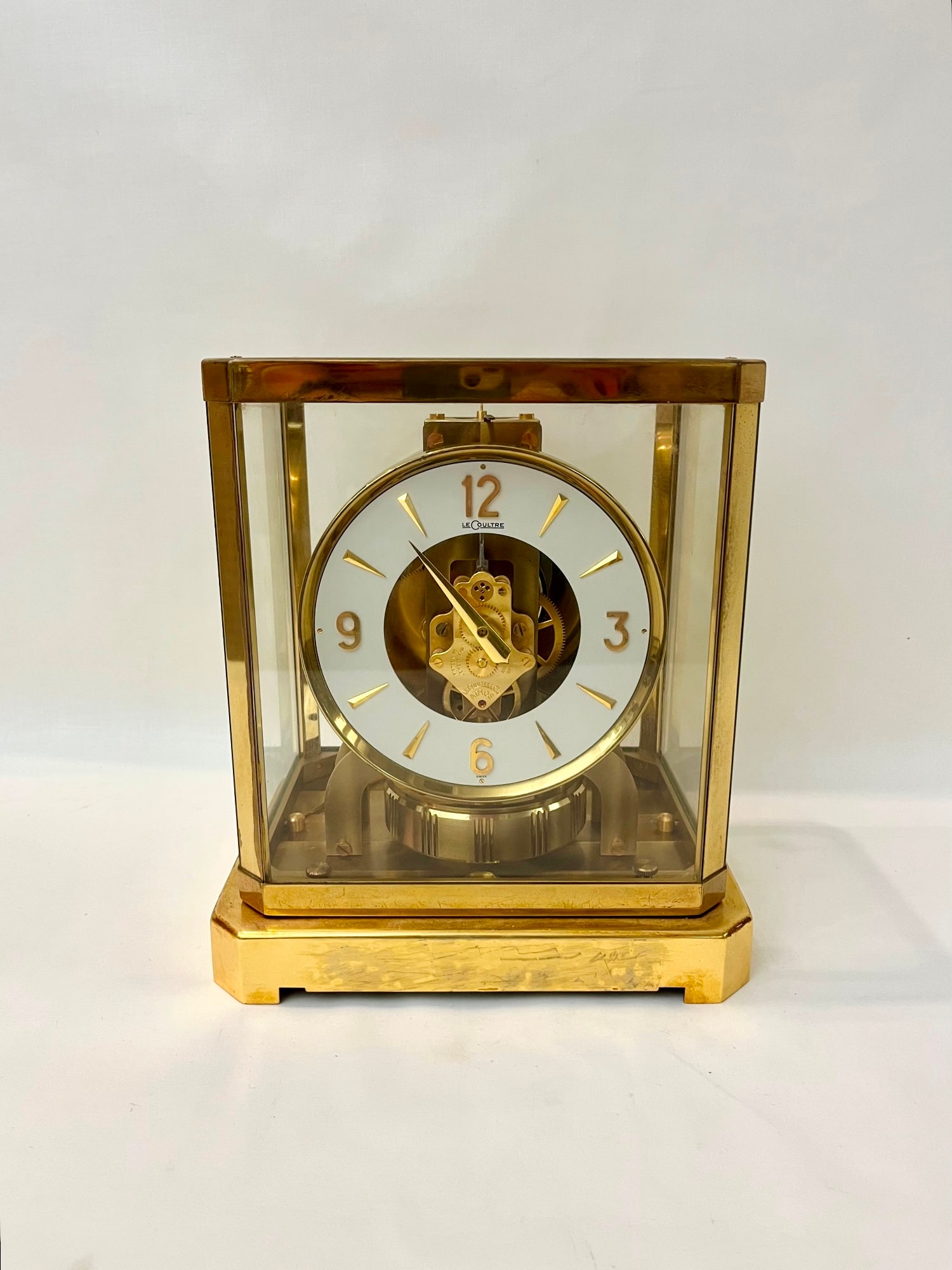 SWISS LE COULTRE ATMOS BRASS AND GLASS RECTANGULAR MANTEL CLOCK, - H: 9 1/4 in. (1 of 6)