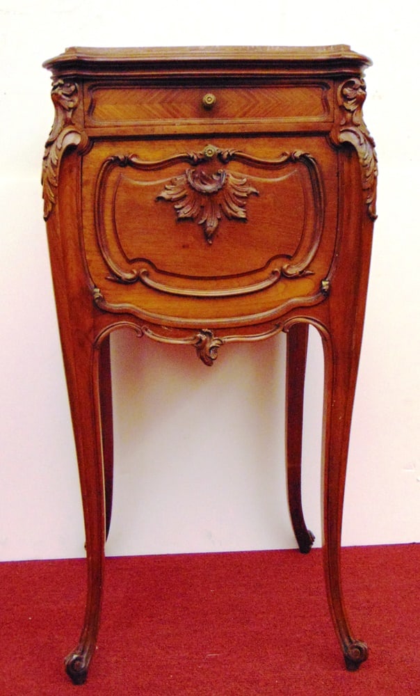LATE 19TH CENTURY FRENCH LOUIS XV STYLE CARVED WALNUT STAND WITH ROUGE DE FER INSET MARBLE TOP. - H: (1 of 5)