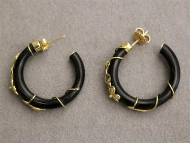 PAIR 14K YELLOW GOLD, BLACK ENAMEL FLORAL DESIGN TUBULAR HOOP EARRINGS, signed "PD". - D: 1 3/8 in.