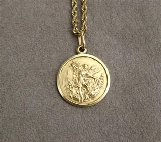 14K YELLOW GOLD ST. CHRISTOPHER'S MEDALLION PENDANT/CHARM SUSPENDED ON 14K YELLOW GOLD ROBE CHAIN.