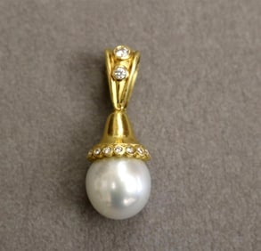 18K YELLOW GOLD, DIAMOND AND CULTURED PEARL PENDANT/NECK ENHANCER. - L: 1 1/2 in.