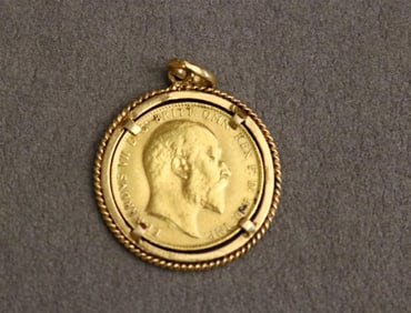 ENGLISH GOLD SOVEREIGN DATED AND MOUNTED AS PENDANT IN EGYPTIAN YELLOW GOLD CIRCULAR FRAME WITH