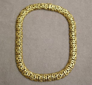 ITALIAN YELLOW 18K BRIGHT POLISHED YELLOW GOLD BYZANTINE-LINK FLEXIBLE-STRAP CHOKER. - L: 16 1/2 in.
