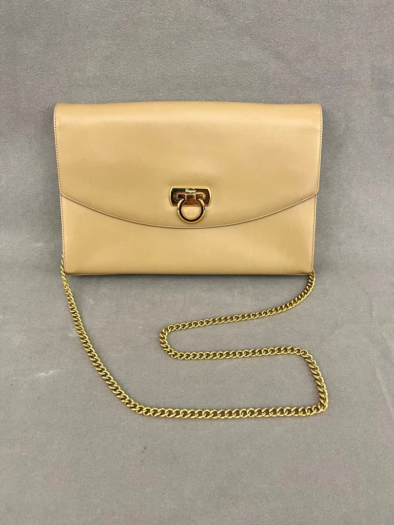 LADY'S VINTAGE MARK CROSS BEIGE LEATHER ENVELOPE STYLE PURSE WITH GOLD-TONE CHAIN HANDLE, - 6 7/8: LADY'S VINTAGE MARK CROSS BEIGE LEATHER ENVELOPE STYLE PURSE WITH GOLD-TONE CHAIN HANDLE. Excellent condition with stamped fabric storage bag. - 6 7/8 in. x 10 in.