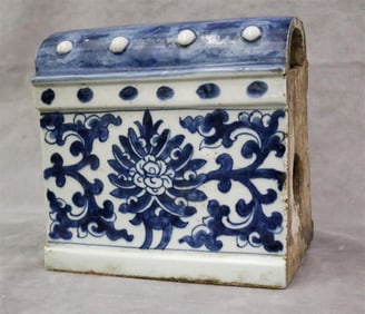 CHINESE BLUE AND WHITE PORCELAIN ARCHITECTURAL ELEMENT. - H: 10"; L: 10".