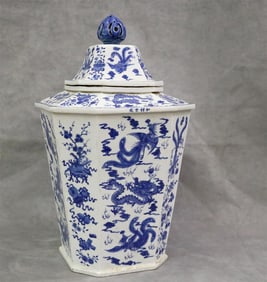 CHINESE BLUE AND WHITE PORCELAIN OCTAGONAL LIFT-COVER JAR, - H: 17 1/2".