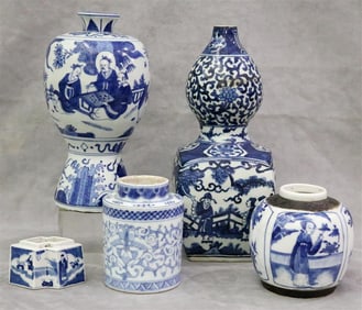 FIVE CHINESE BLUE AND WHITE PORCELAIN VESSELS, early 20th century.