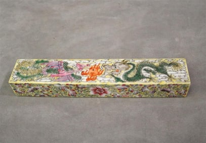 CHINESE FAMILLE ROSE PORCELAIN BAR PAPERWEIGHT, - L: 8 3/4".