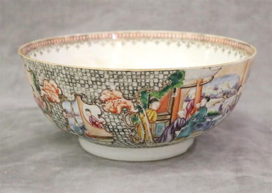18TH CENTURY CHINESE EXPORT PORCELAIN PUNCH BOWL, - D: 10 3/8". (Imperfections).