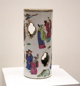 19TH CENTURY CHINESE POLYCHROMED PORCELAIN CYLINDRICAL HAT STAND. - H: 11 1/2".