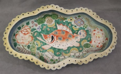 JAPANESE POLYCHROMED PORCELAIN SHAPED OBLONG PAINTED DISH. - L: 20 1/4".