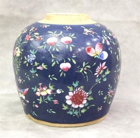 CHINESE FAMILLE ROSE PORCELAIN GINGER JAR WITH WOODEN LIFT COVER, - H: 9".