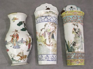 THREE 19TH CENTURY FAMILLE ROSE/FAMILLE VERTE PORCELAIN WALL POCKETS,