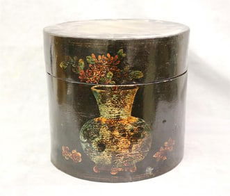 CHINESE BLACK LACQUER CYLINDRICAL BOX DECORATED IN GILT WITH FLORAL MOTIF, 19th century. - H: 11 in.