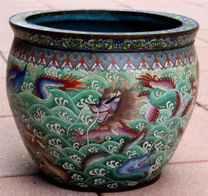 EARLY 20TH CENTURY CHINESE CLOISONNE JARDINIERE. - H: 17"; D: 20".