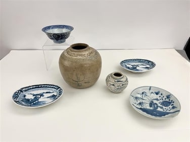 FOUR ASSORTED ITEMS CHINESE PORCELAIN AND POTTERY.