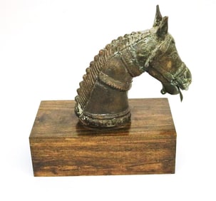 SOUTH INDIAN BRASS HORSE HEAD BELONGING TO A VAHANA, Late 19th century. - Height bronze bust: 10