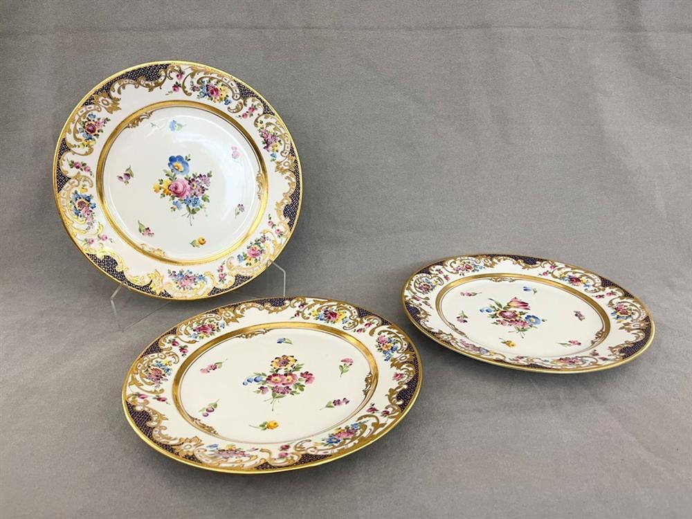 SET TWELVE DRESDEN PORCELAIN DINNER PLATES. - D: 10 5/8 in. (1 of 4)