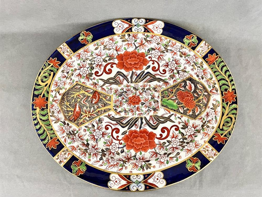 ROYAL CROWN DERBY "IMARI" PORCELAIN OVAL PLATTER. 19th century. (1 of 6)