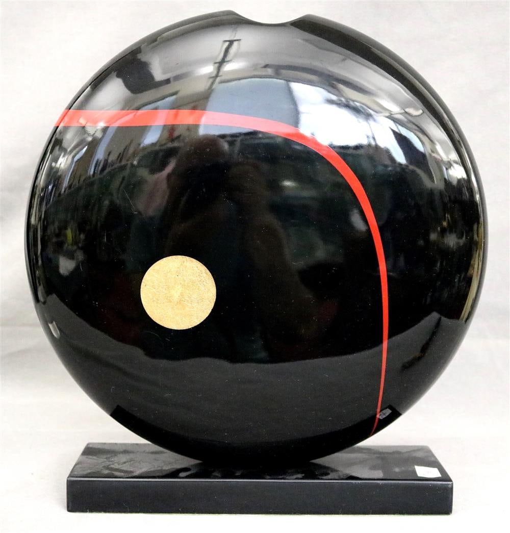 JOE POZYLINSKI (American, contemporary). Lacquered poplar moon shape vase; red and gold on black: JOE POZYLINSKI (American, contemporary). Lacquered poplar moon shape vase; red and gold on black ground; on rectangular plinth base. - H: 14".