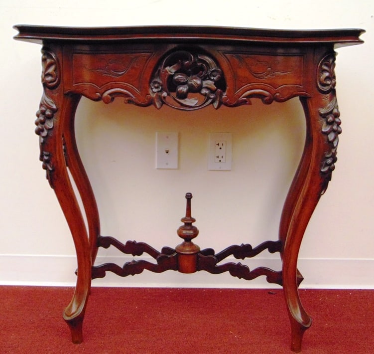 CONTINENTAL SHAPED CARVED MAHOGANY FOLD-TOP CARD TABLE. - H: 30 3/4"; Top, 29" x 16", folded. (1 of 7)