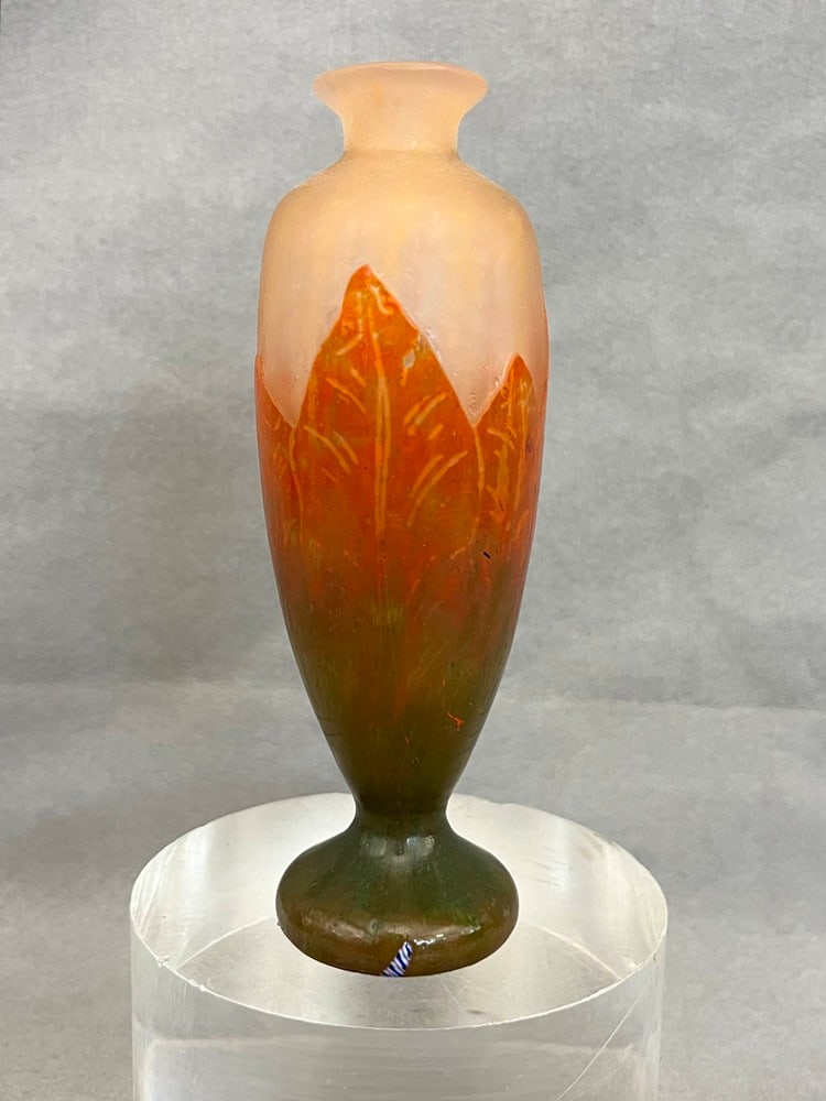 LE VERRE FRANCAIS (CHARLES SCHNEIDER GLASSWORKS, EPINAY-SUR SEINE) CAMEO ART GLASS VASE, Ca. 1918. (1 of 1)