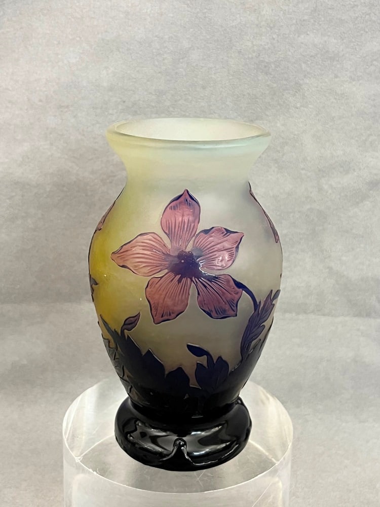 20TH CENTURY FLORAL CAMEO ART GLASS VASE, - H: 5 1/4". (1 of 2)