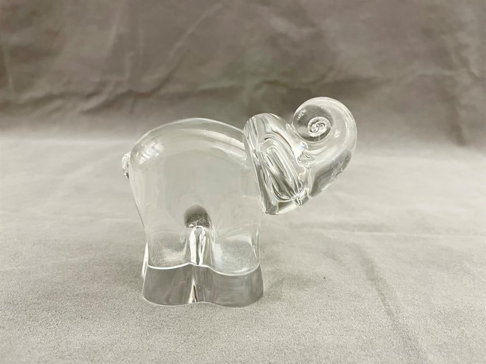 SIGNED STEUBEN COLORLESS CRYSTAL FIGURE OF BABY ELEPHANT. - L: 5 1/8 in.: SIGNED STEUBEN COLORLESS CRYSTAL FIGURE OF BABY ELEPHANT. - L: 5 1/8 in.