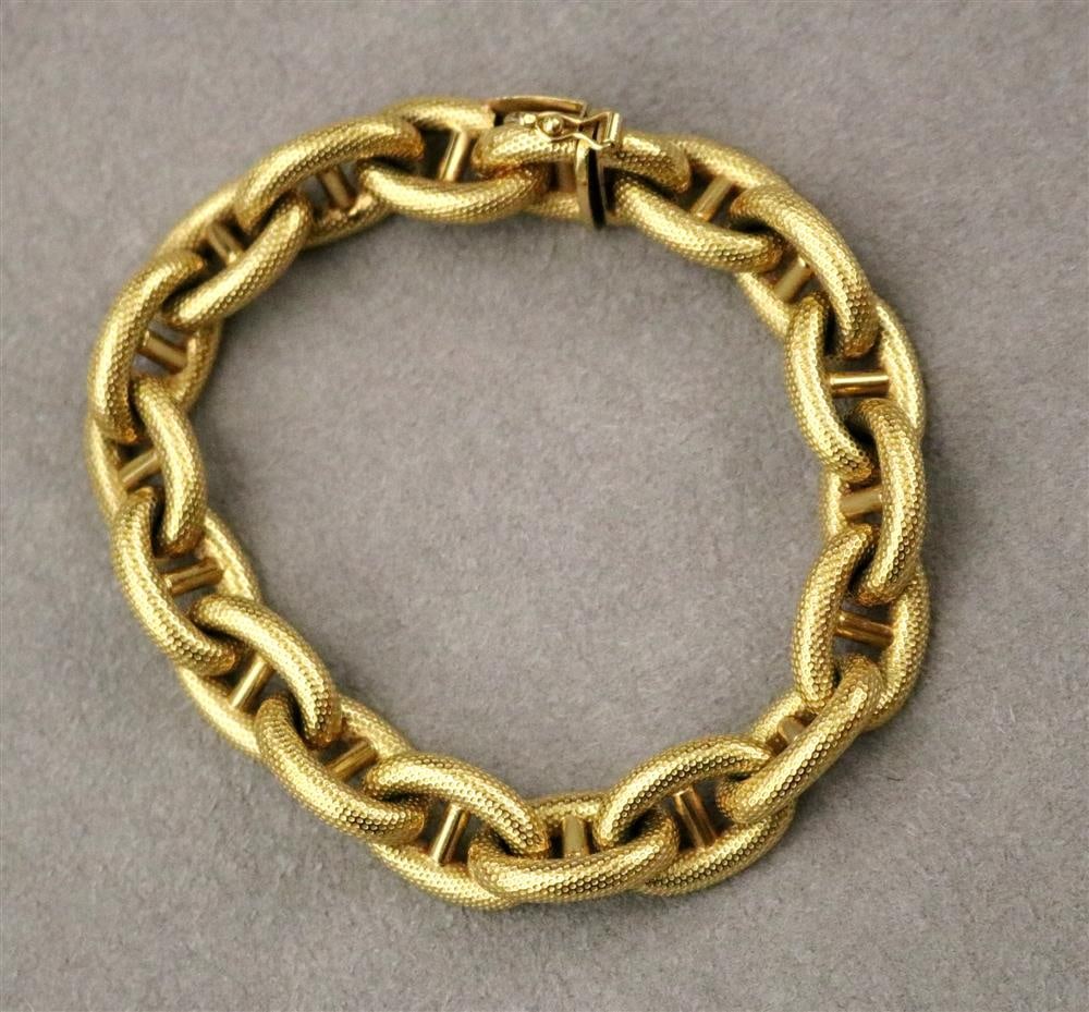18K (750) TEXTURED YELLOW GOLD FLEXIBLE OVAL-LINK BRACELET, - L: 7 3/4 in. W: 7/16in. Wt. 1 oz. 4 (1 of 17)