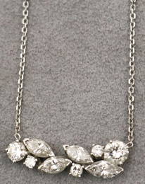 14K (585) WHITE GOLD AND DIAMOND PENDANT NECKLACE.
