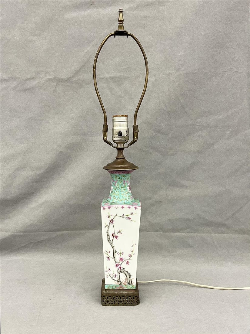 SMALL CHINESE FAMILLE ROSE PORCELAIN SQUARE-SIDED VASE MOUNTED AS TABLE LAMP. (1 of 6)