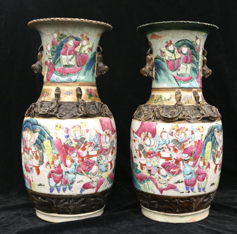PAIR OF CHINESE FAMILLE ROSE PORCELAIN VASES. Qing dynasty (late 19th century). - H: 13 3/4 in. (1 of 20)
