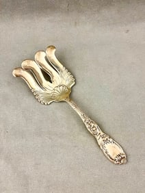 TIFFANY & CO. "CHRYSANTHEMUM" PATTERN STERLING SILVER LARGE FOUR-TINE SERVING FORK. - L: 9 7/8 in..