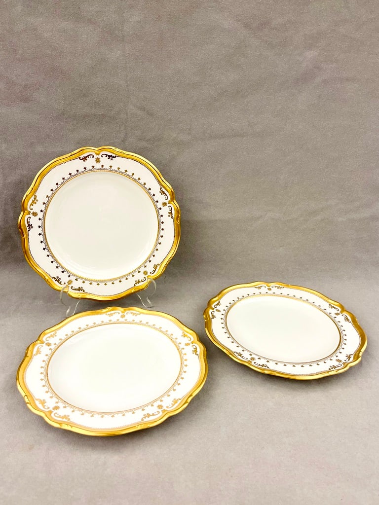 SET 12 EDWARDIAN COPELAND'S GOLD AND WHITE DINNER PLATES. - D: 10 5/8 in.: SET 12 EDWARDIAN COPELAND'S GOLD AND WHITE DINNER PLATES. Shaped edge, gold border decoration. - D: 10 5/8 in.