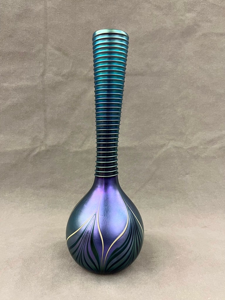 ORIENT & FLUME "PULLED FEATHER" ART GLASS BUD VASE. dated 1980. - 9 in. x 4 in.: ORIENT & FLUME "PULLED FEATHER" ART GLASS BUD VASE. dated 1980. - 9 in. x 4 in.