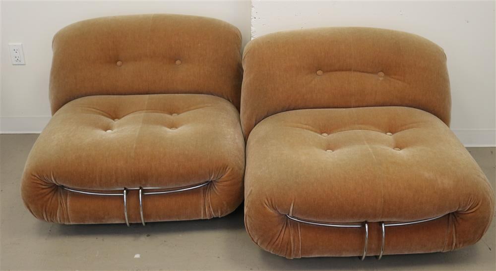 PAIR OF AFRA & TOBIA SCARPA SORIANA MEDIUM BROWN PLUSH FABRIC UPHOLSTERED LOUNGE CHAIRS, Late 20th: PAIR OF AFRA & TOBIA SCARPA SORIANA MEDIUM BROWN PLUSH FABRIC UPHOLSTERED LOUNGE CHAIRS, Late 20th century. Upholstery soiled.Property of Visionary Architect Arthur Cotton Moore
