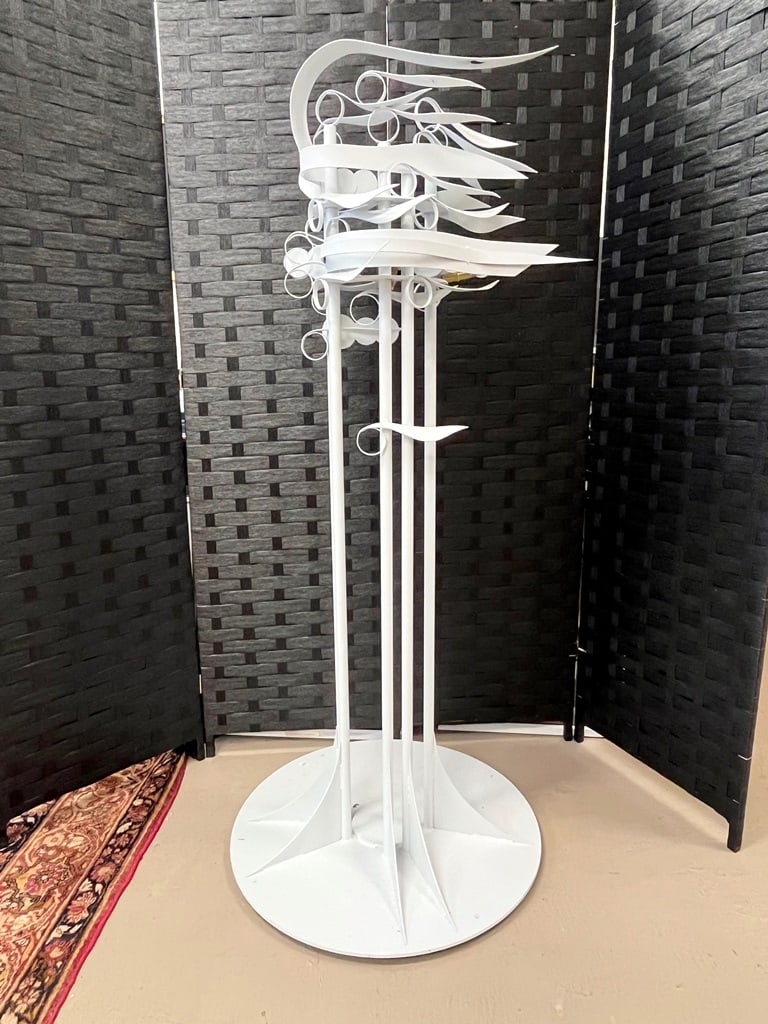 ARTHUR COTTON MOORE WHITE ENAMELED STEEL FLOOR LAMP, (1935-2022). Late 20th century. Cluster of five: ARTHUR COTTON MOORE WHITE ENAMELED STEEL FLOOR LAMP, (1935-2022). Late 20th century. Cluster of five poles support scrolling flourishes and discs - H: 56 in.