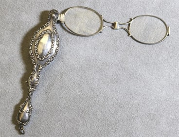 VICTORIAN FLORAL-DECORATED SILVER LORGNETTE, - L: 4 1/4 in.