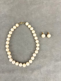 MATCHED SOUTH SEA CULTURED PEARL CHOKER WITH PAIR PEARL BUTTON CLIP-BACK EARRINGS.