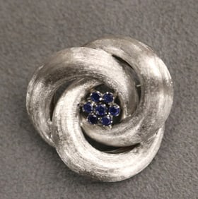 18K (750) FLORENTINED WHITE GOLD AND SAPPHIRE CIRCLES PIN.