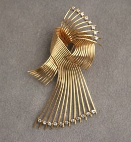 14K YELLOW GOLD AND DIAMOND LOOP AND SPRAY DESIGN PIN.