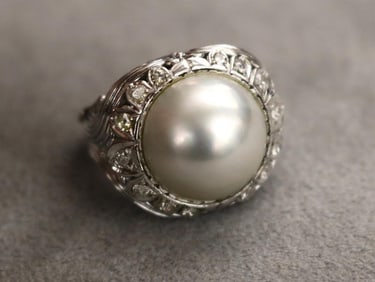 1940S 10K WHITE GOLD, DIAMOND AND MABE PEARL DOME RING.