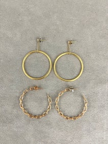TWO PAIRS 18K YELLOW GOLD HOOP EARRINGS.