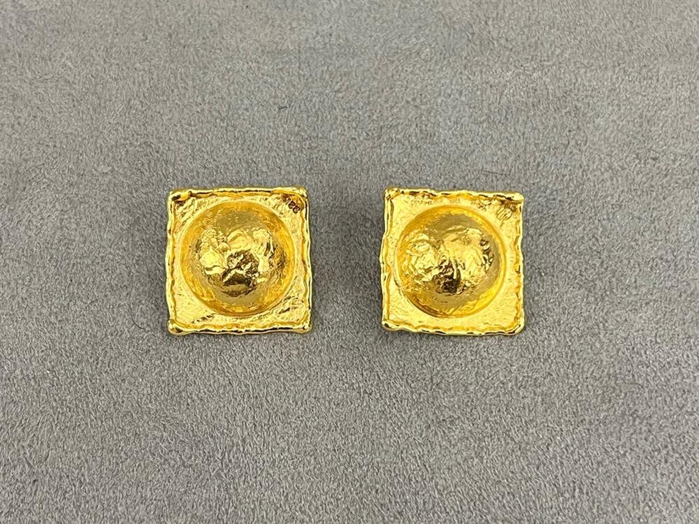 PAIR 22K YELLOW GOLD SQUARE CLIP-BACK EARRINGS WITH HAND-HAMMERED SURFACE TEXTURE. (1 of 2)