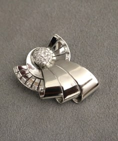 1940S PLATINUM AND DIAMOND RETRO CLIP/PIN.