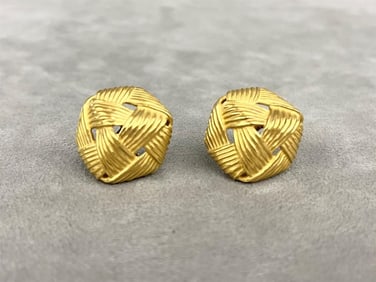 PAIR SIGNED ANGELA CUMMINGS 18K YELLOW GOLD RIBBED WOVEN STRAP DESIGN CLIP-BACK EARRINGS.