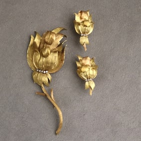 YELLOW AND ROSE GOLD AND DIAMOND FLORAL DESIGN PIN WITH PAIR MATCHING EARRINGS,