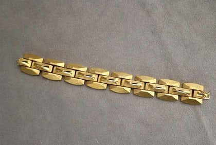 18K (750) FLORENTINED YELLOW GOLD FLEXIBLE GEOMETRIC LINK BRACELET.